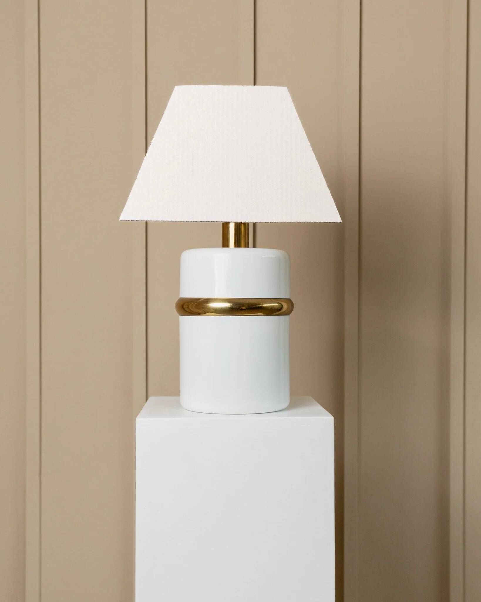 Lampe de table en céramique blanche avec accent doré - Fabriquée en Italie, années 1980, style Hollywood Regency vintage