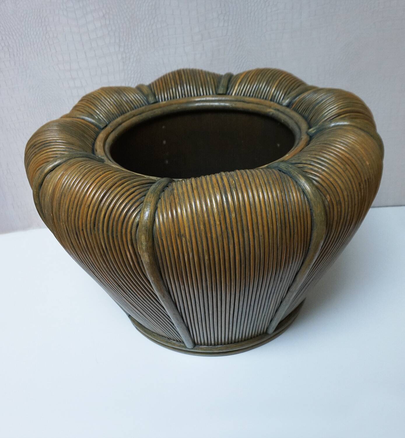 Grand cache-pot en rotin et bambou de style mid-century modern, années 1970