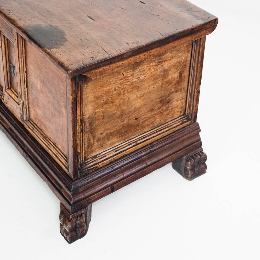 Catalan wedding chest from the 17th or early 18th century, in walnut. Restored.