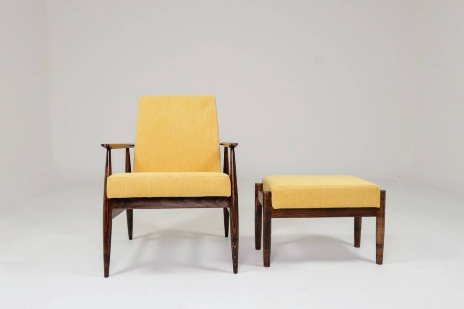 Fauteuil vintage pastel jaune velours côtelé et repose - pieds