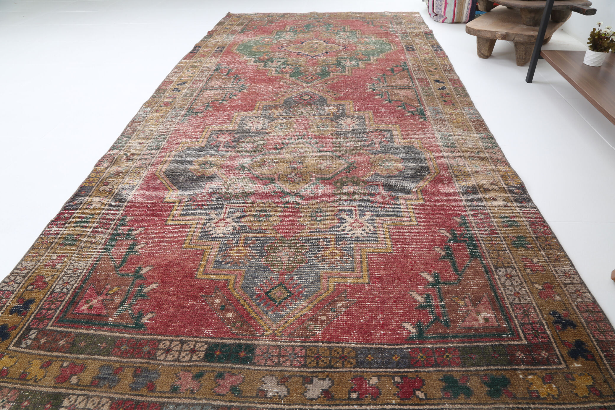 4x9 traditional hand-made vintage rug 284x134cm