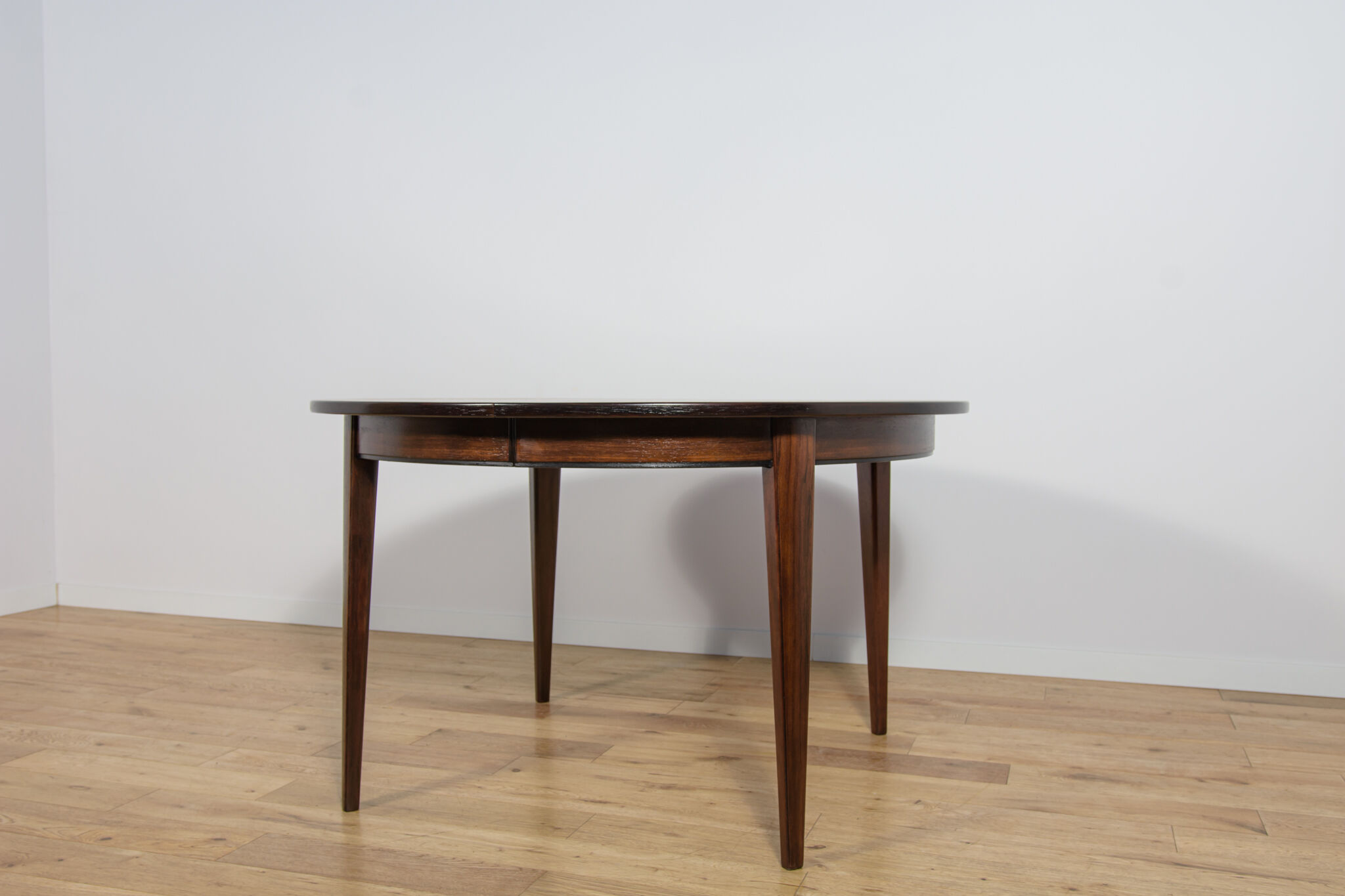 Table à manger ronde en palissandre de style mid-century moderne modèle 55 par Gunni Omann pour Omann Jun, Danemark, années 1960.