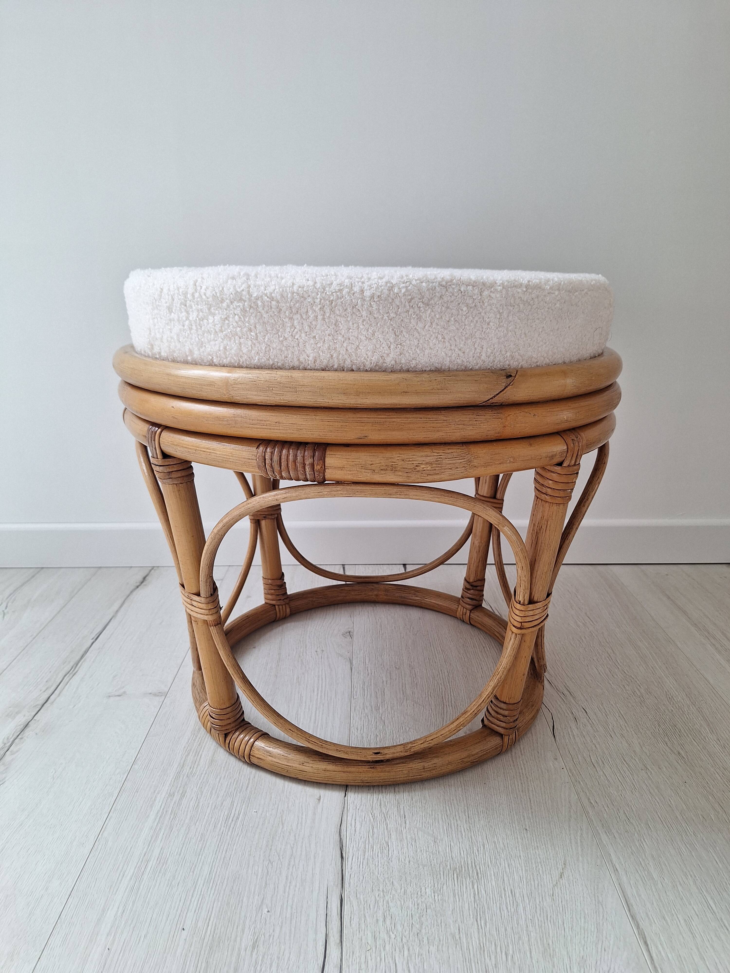 Pouf en rotin et tissu bouclette