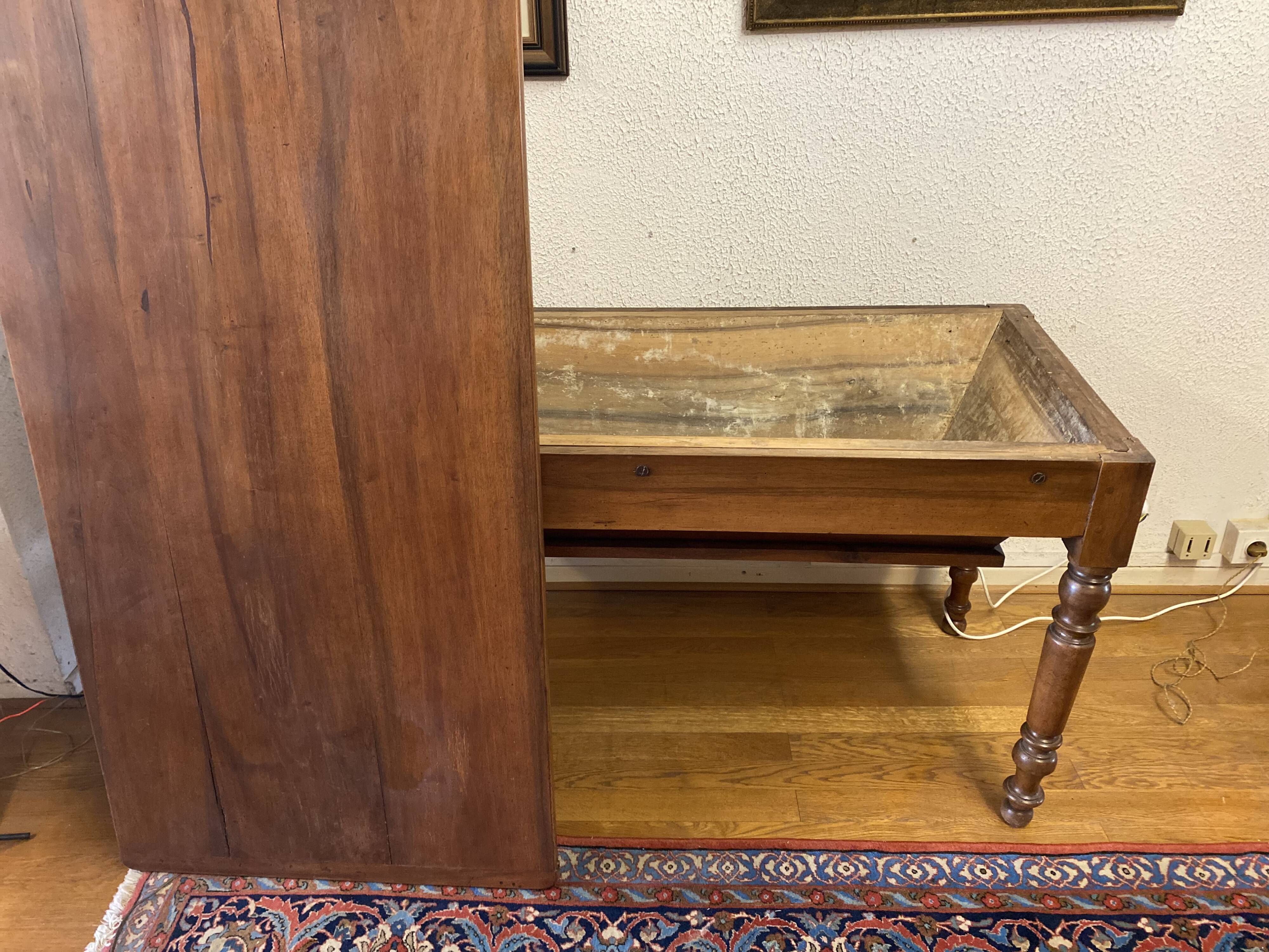 table pétrin en noyer, parfait état.