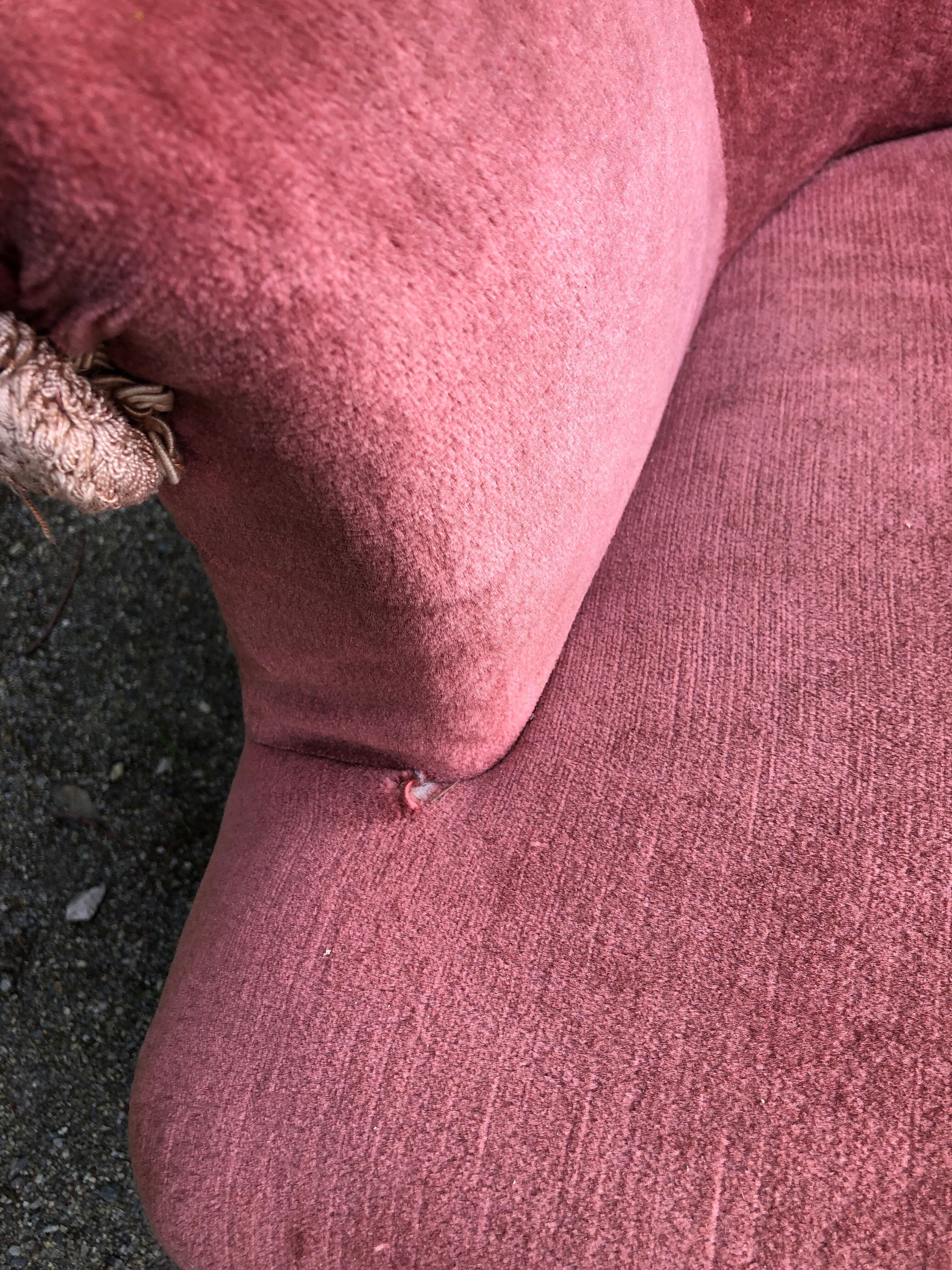 Duo de fauteuils vintage crapaud en velours saumon