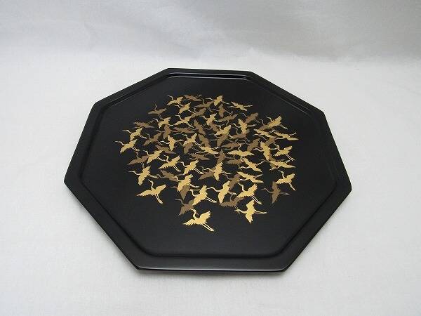 Plat octogonal en bois laqué à motifs de grues par Nishimura Hikobei IX – Showa XXe s.