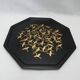 Plat octogonal en bois laqué à motifs de grues par Nishimura Hikobei IX – Showa XXe s.