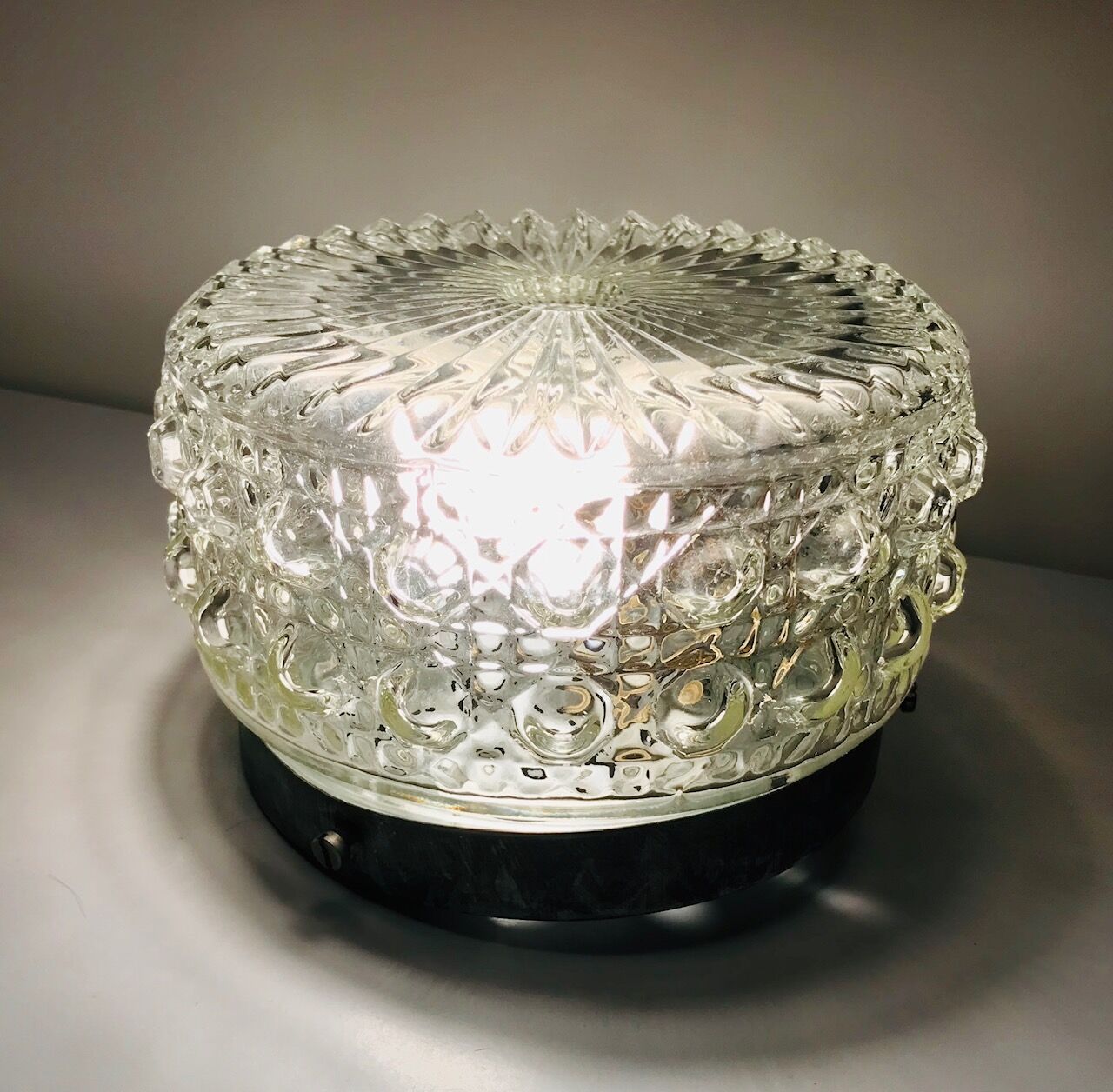 Round chiselled glass ceiling