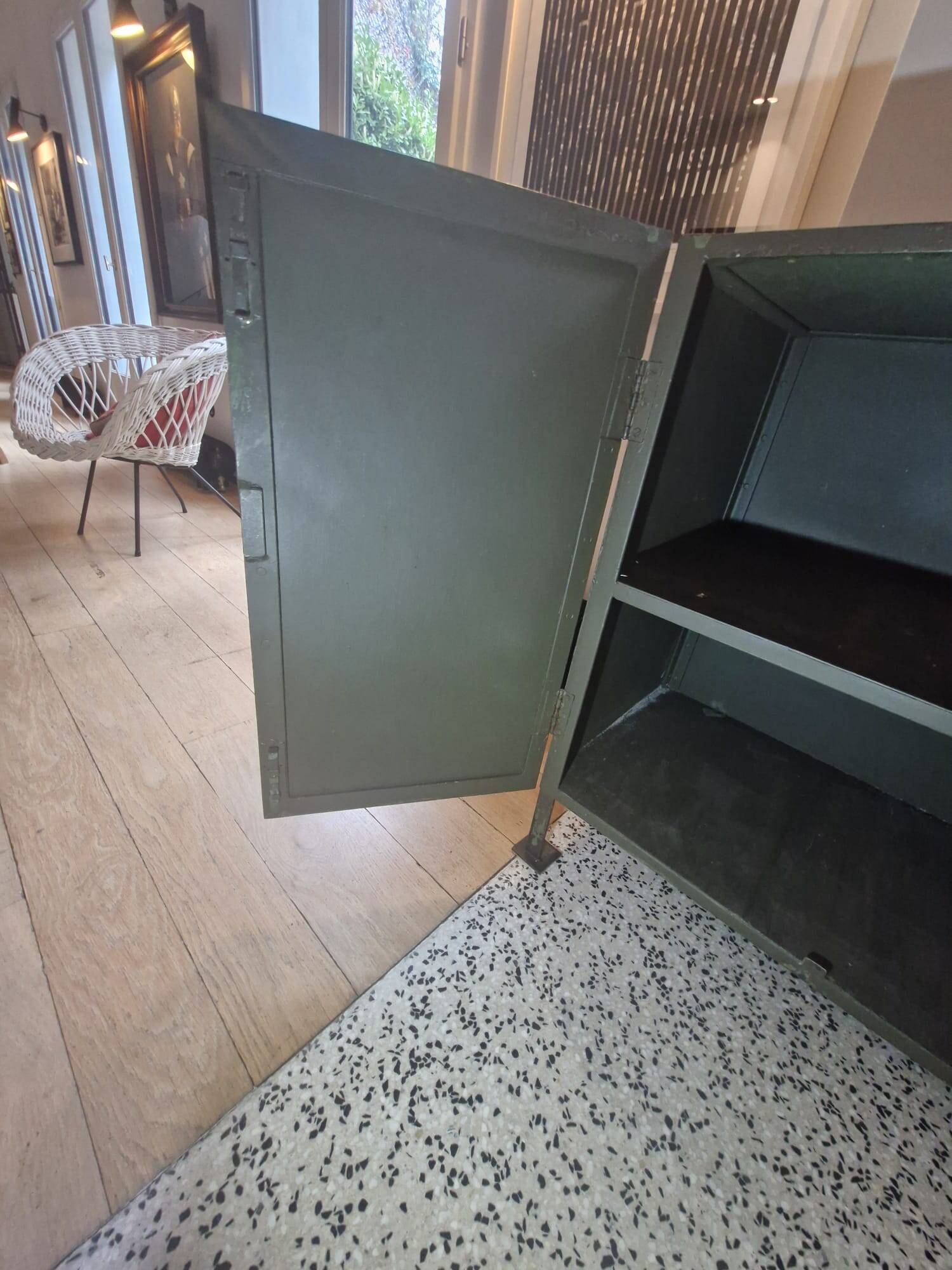 Buffet industriel acier vintage années 60/70 – meuble d’atelier authentique