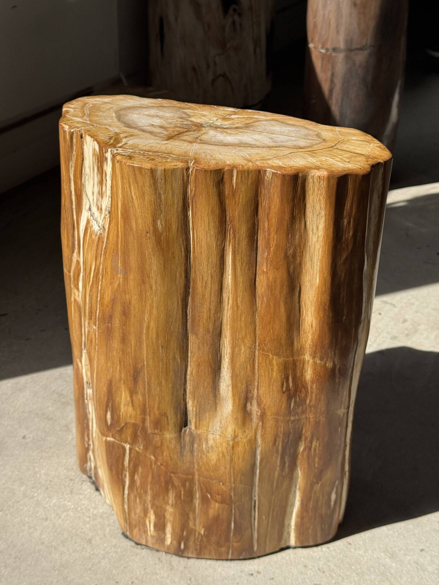 Table d'appoint en bois pétrifié orange doré et blanche ovale H46 D38 - 333
