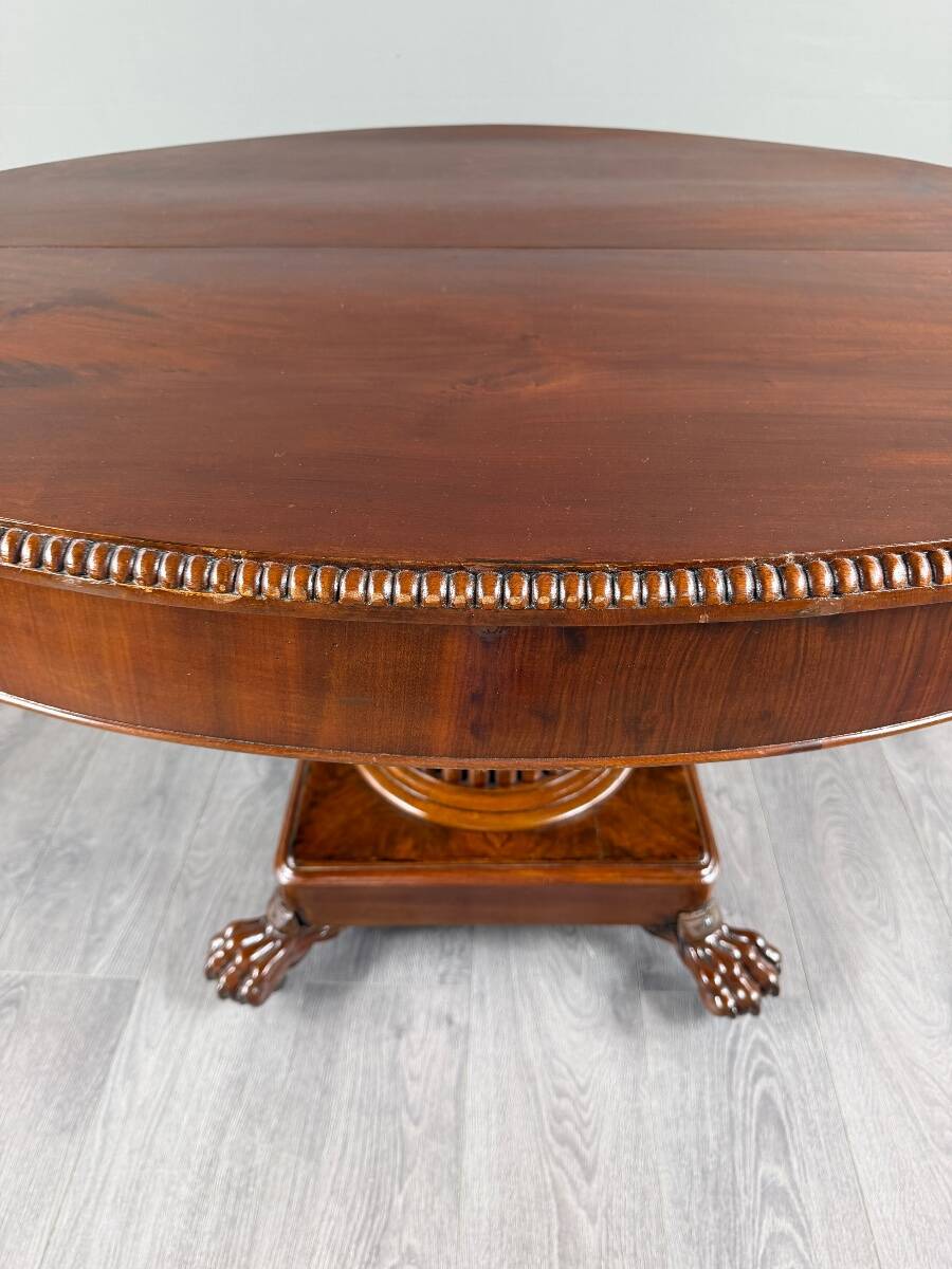 Oval Empire-style table with a central pedestal, 19th century.