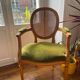 Fauteuil de style Louis XVI en velours et rotin