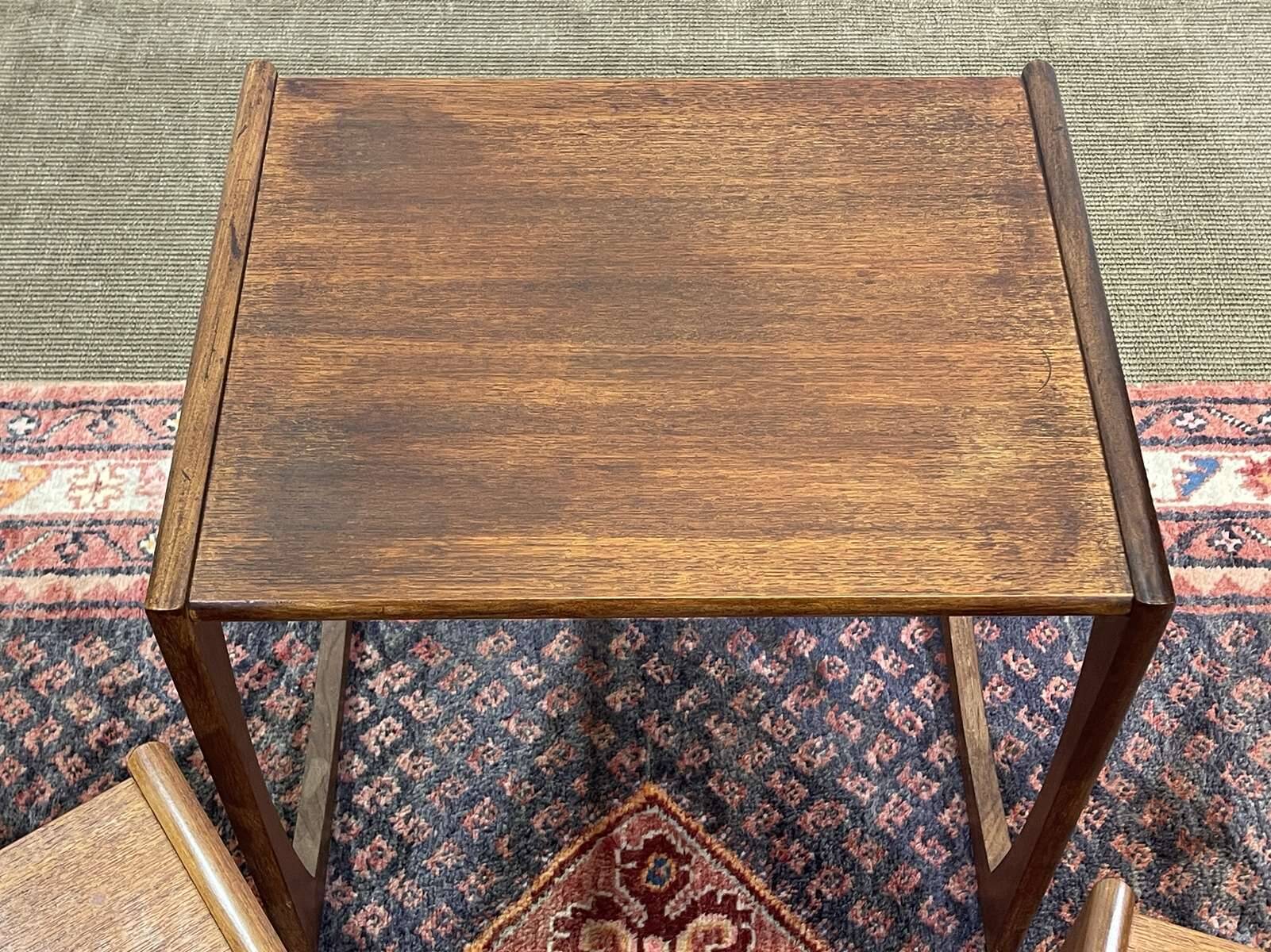 Suite de 3 tables gigognes anglaises en teck des années 70, G-Plan