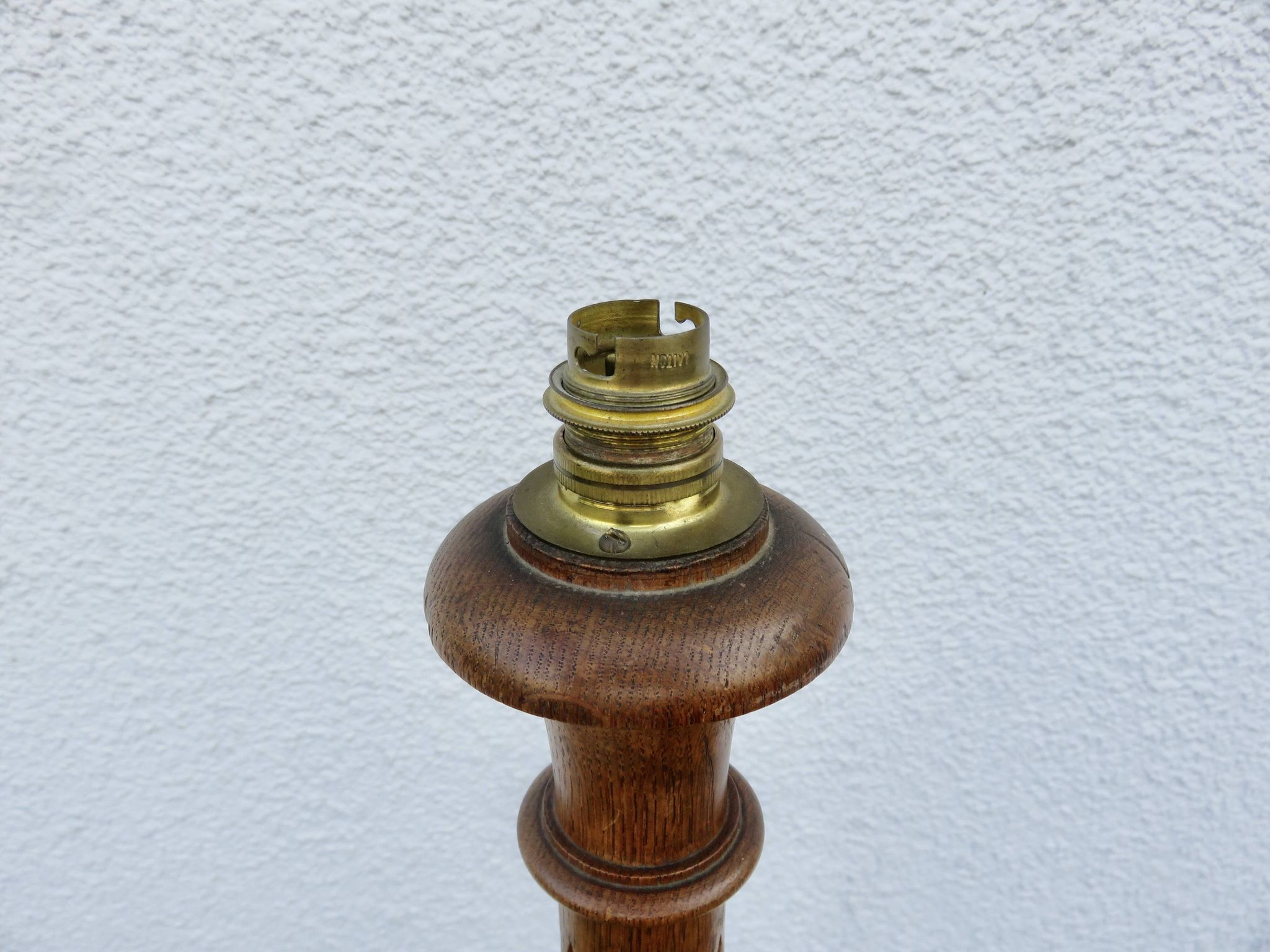 Lampadaire Art Deco fuselé en chêne massif années 30 40