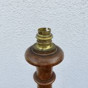 Lampadaire Art Deco fuselé en chêne massif années 30 40