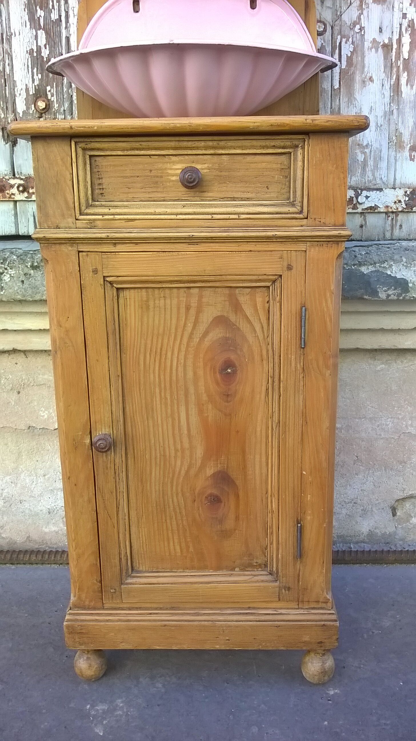 Toilet furniture 1900