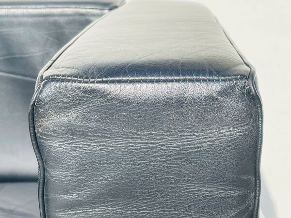 Paire de fauteuils type LC2 Le Corbusier. Vintage