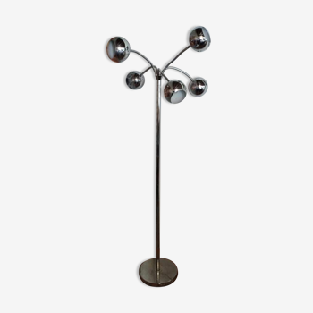 Floor lamp on articulated stand