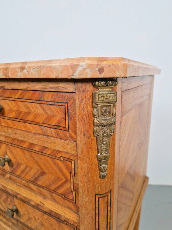 Table de chevet vintage française avec plateau en marbre et ornements en laiton, années 1920