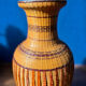 Grand vase vintage en porcelaine, rotin et bambou tressé