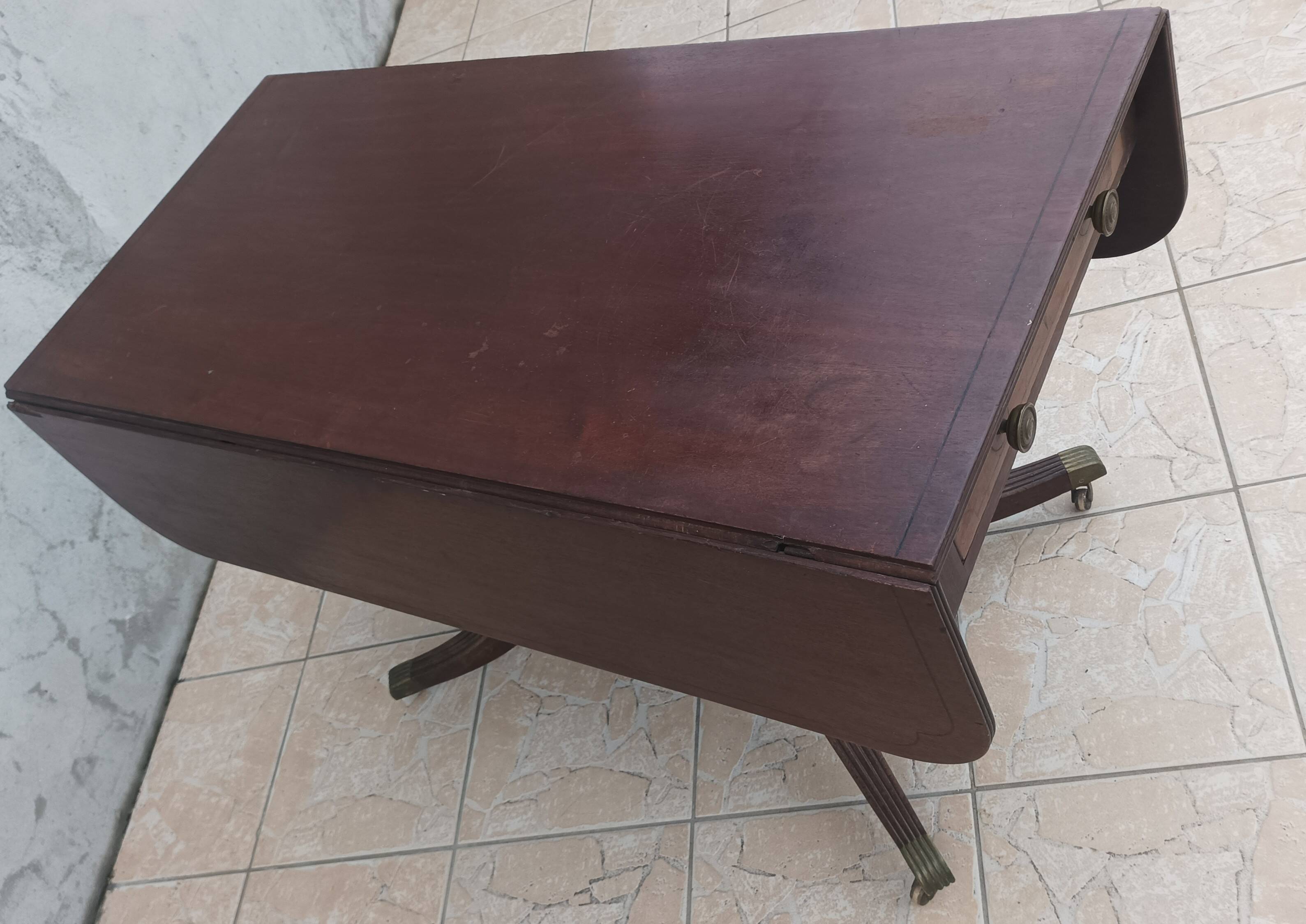 English drop-leaf table in mahogany from the 19th century.