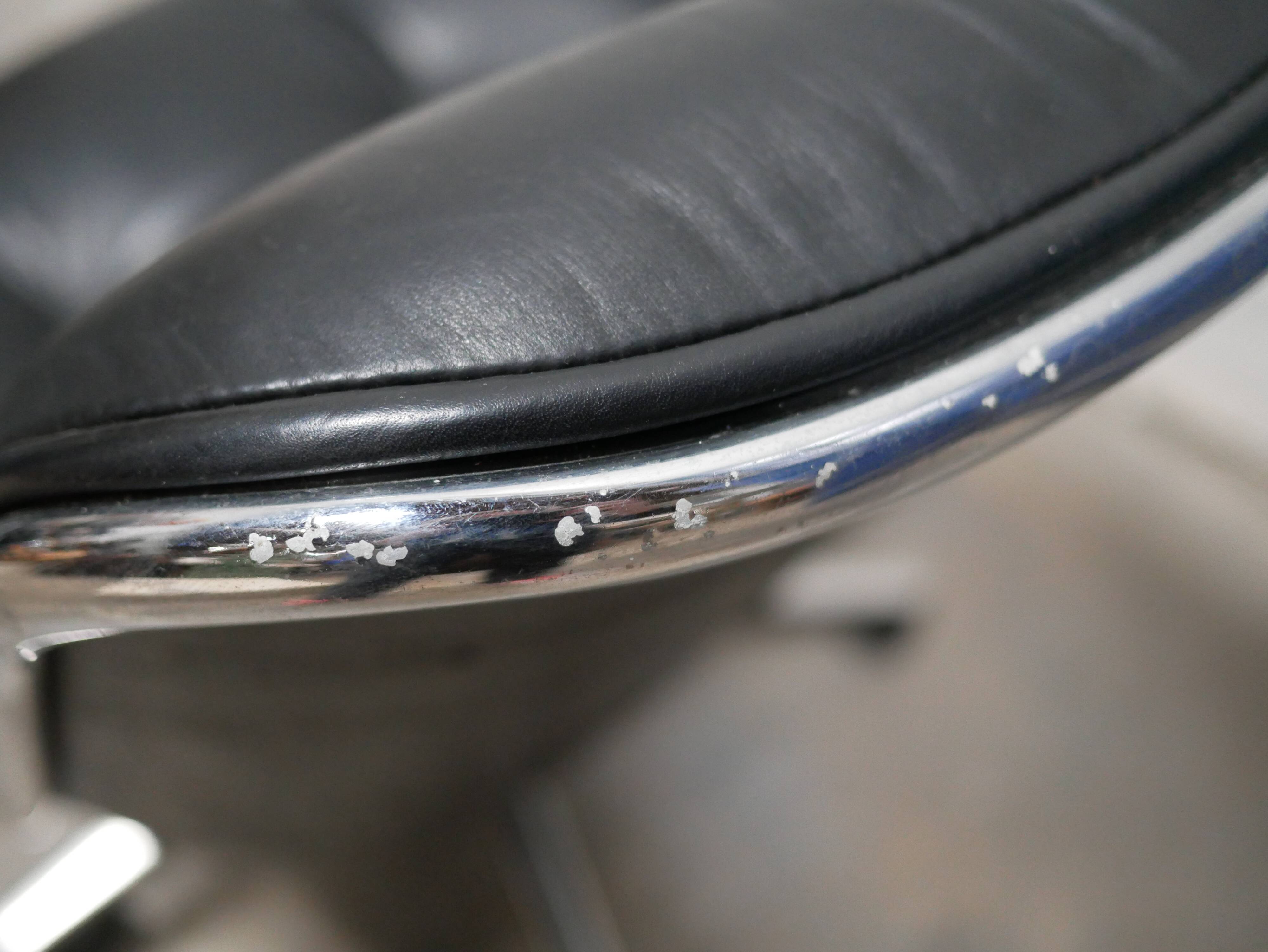 Black leather armchair by Charles Pollock for Knoll International