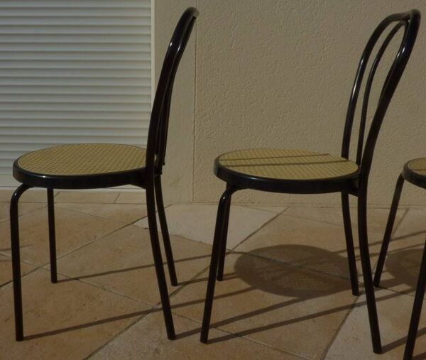 4 Chaises bistrot en métal noir et assise cannage plastique