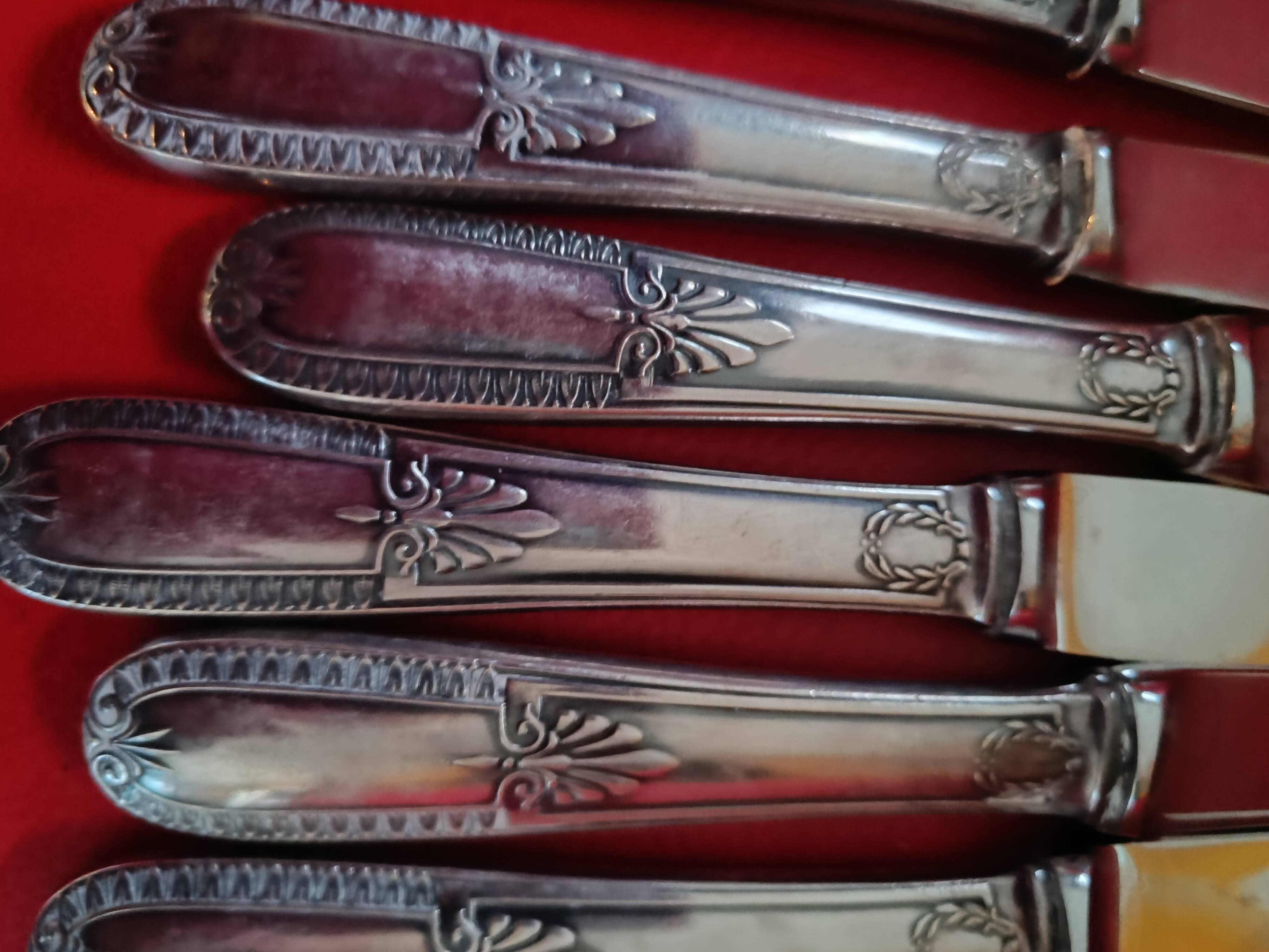 11 cheese knives in silver-filled metal and stainless steel.