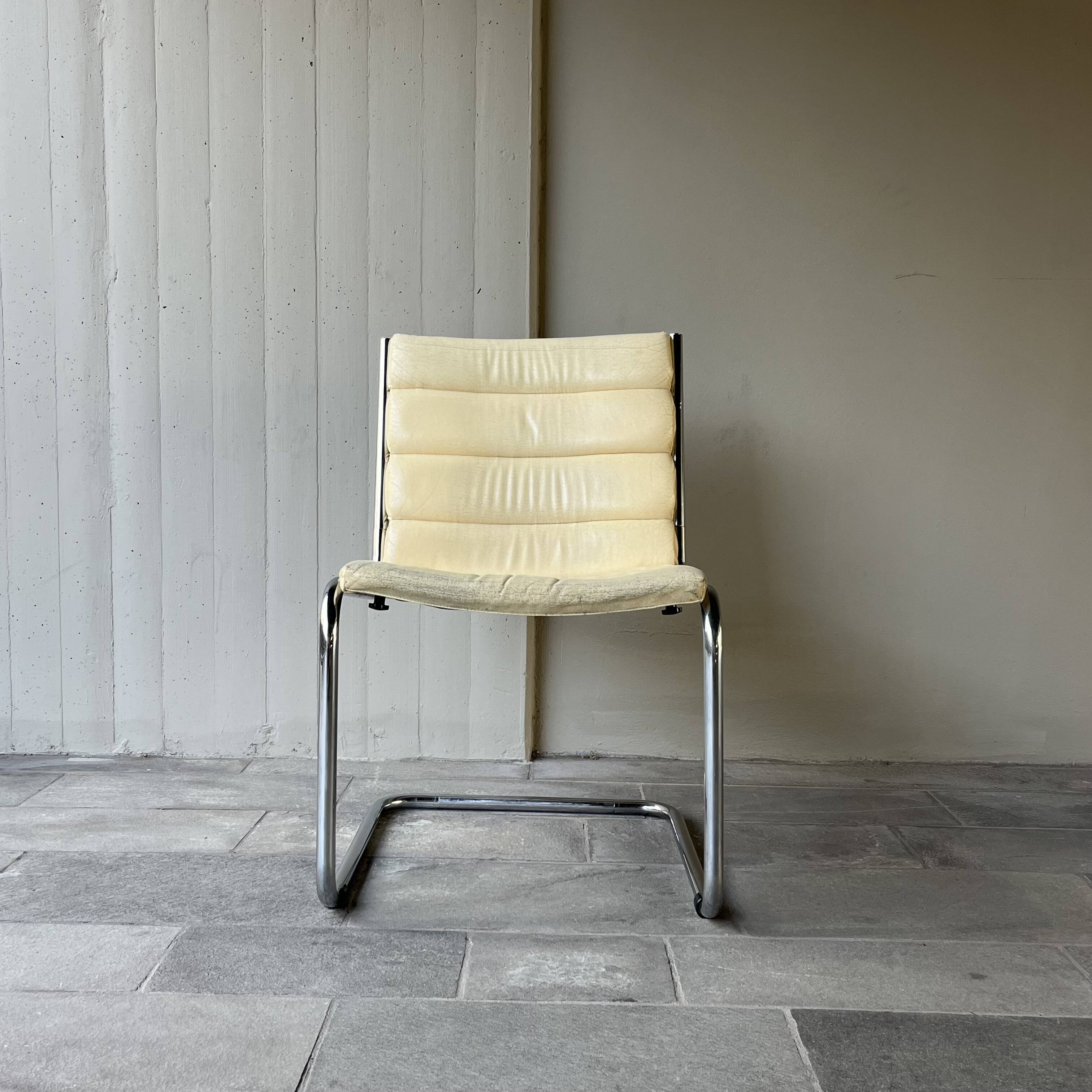 Fauteuil cantilever simili cuir crème vintage 80’s