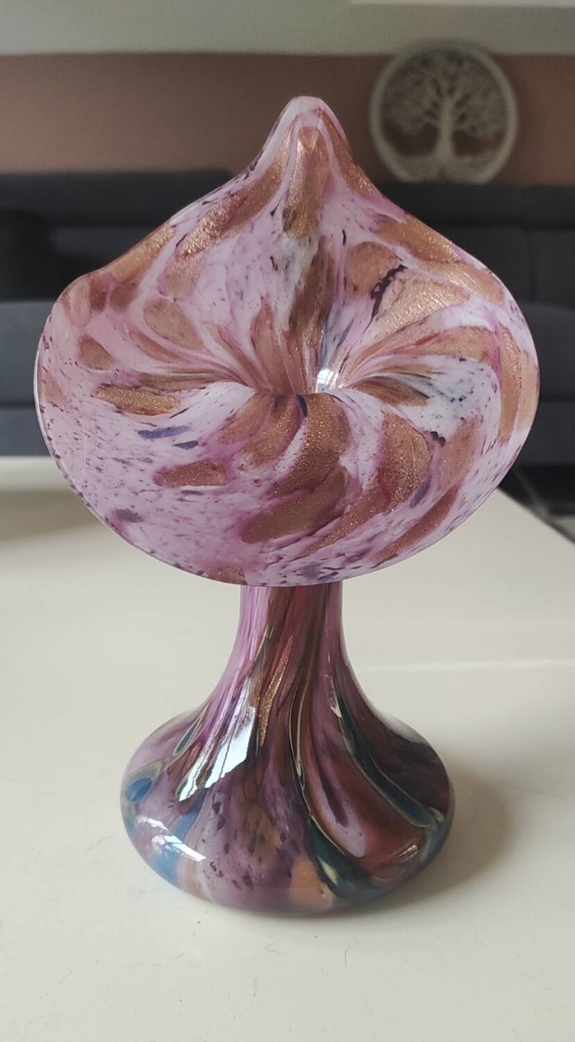 Volubilis vase in Murano glass. Pink speckled background. Height 21 cm.