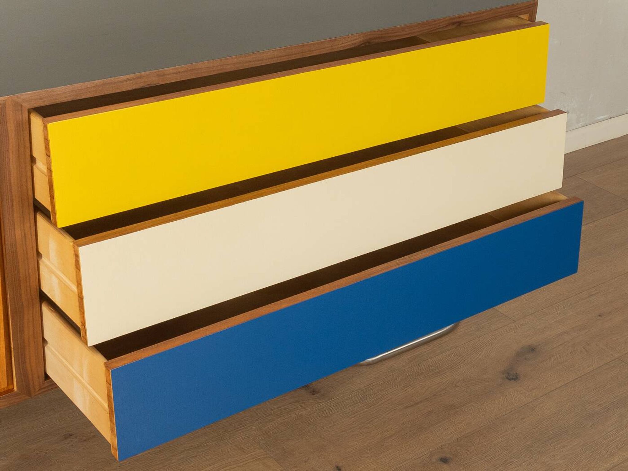 Buffet exclusif de style mid-century avec base en acier inoxydable, années 1960.