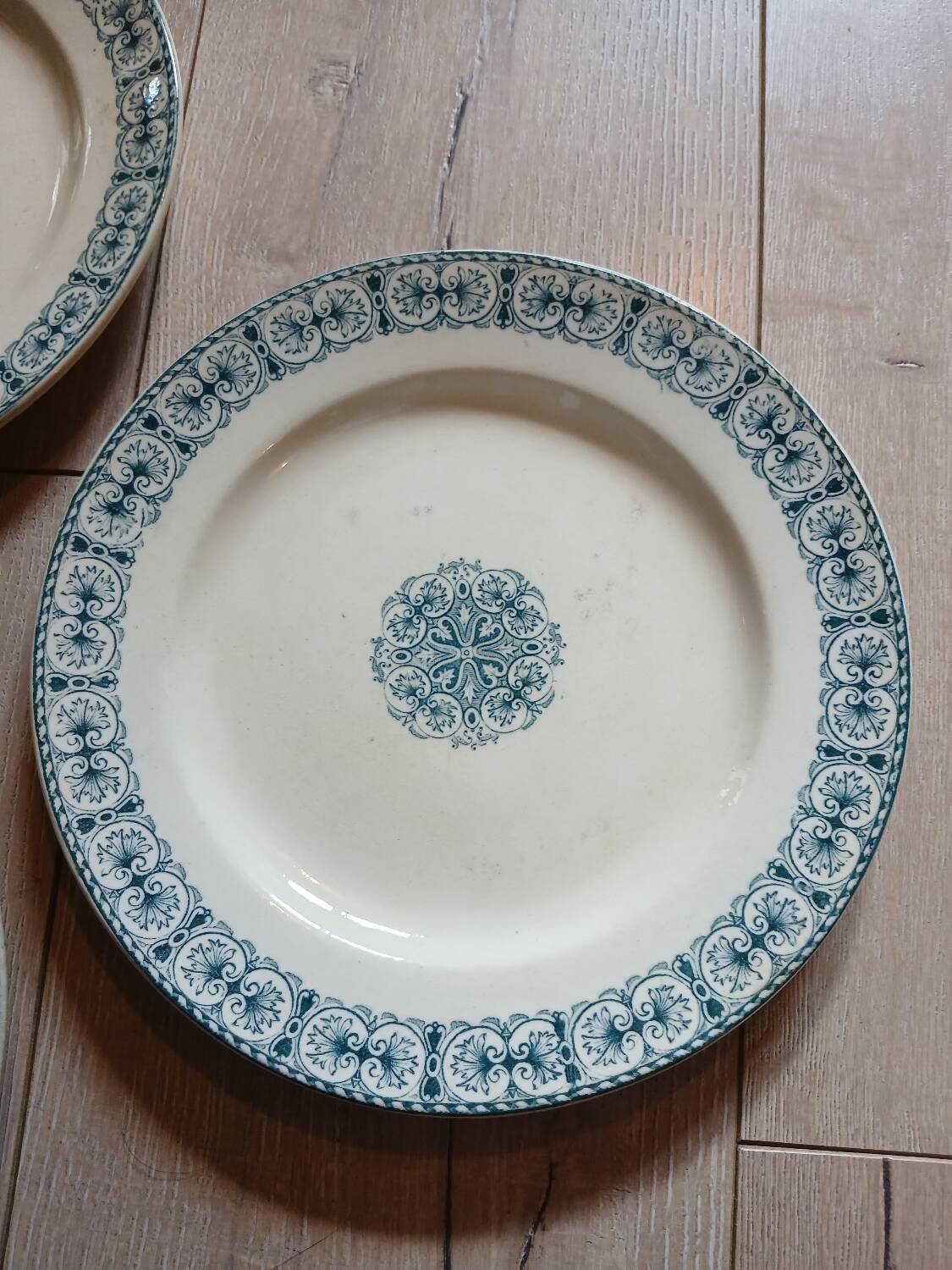 10 old flat plates Terre de fer
