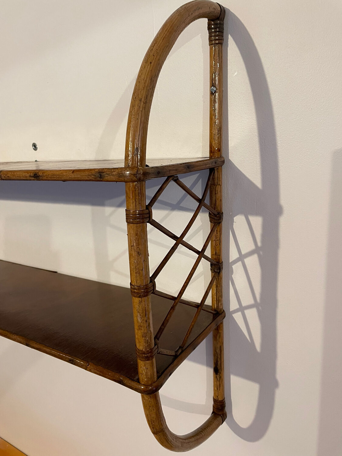 Étagère en rotin vintage