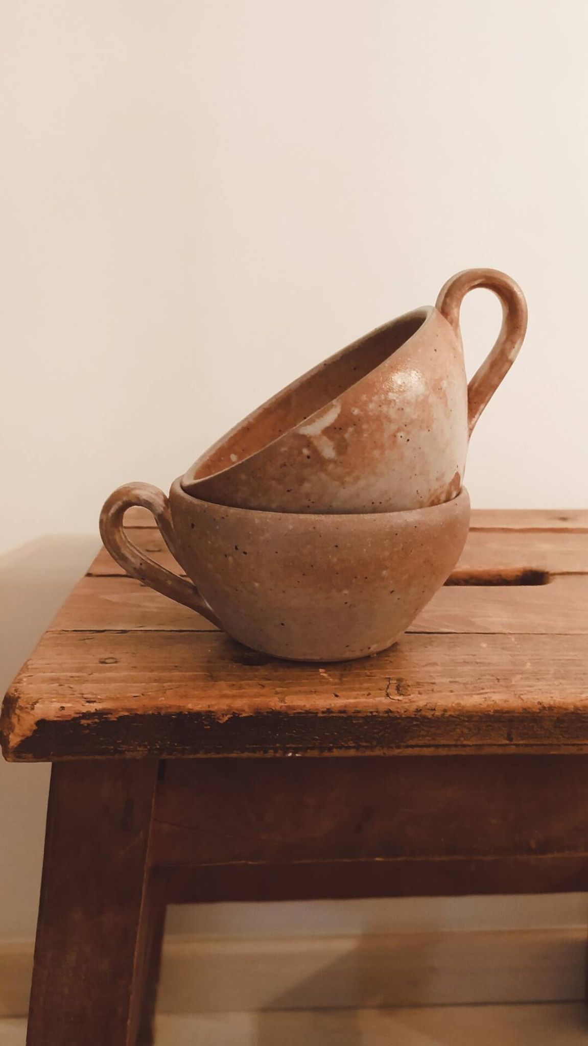 Duo de tasses anciennes en grès