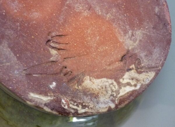 Pichet vase, terre cuite vernissée verte, épaisse, signature à identifier