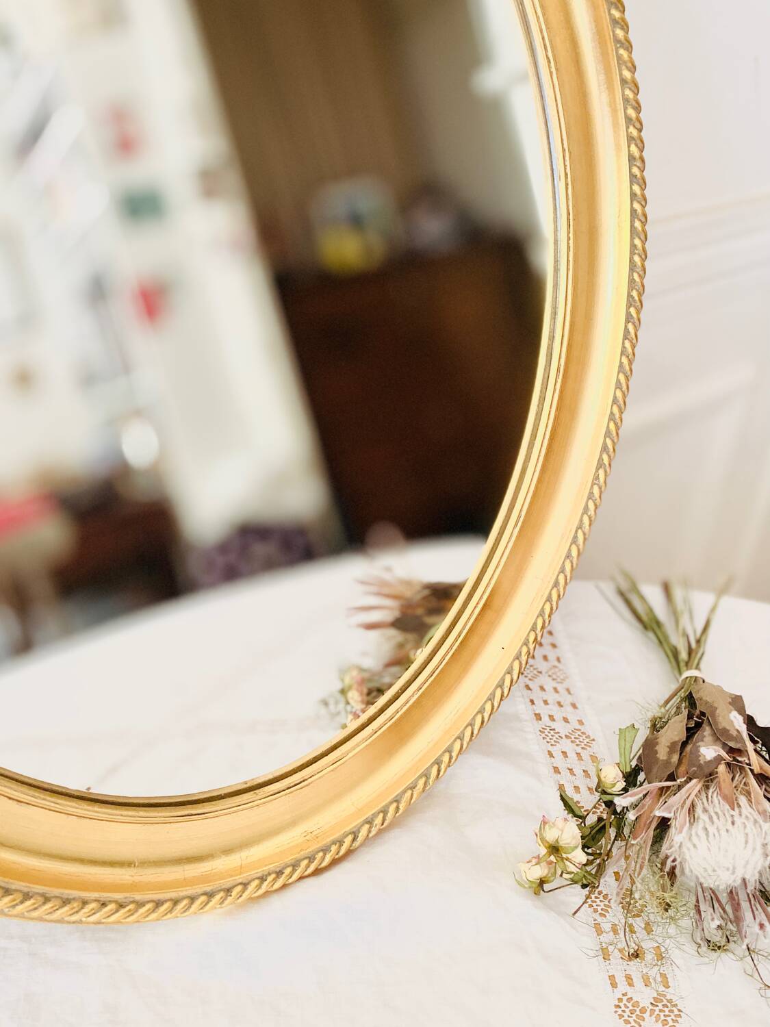 Oval wall mirror in gilded wood