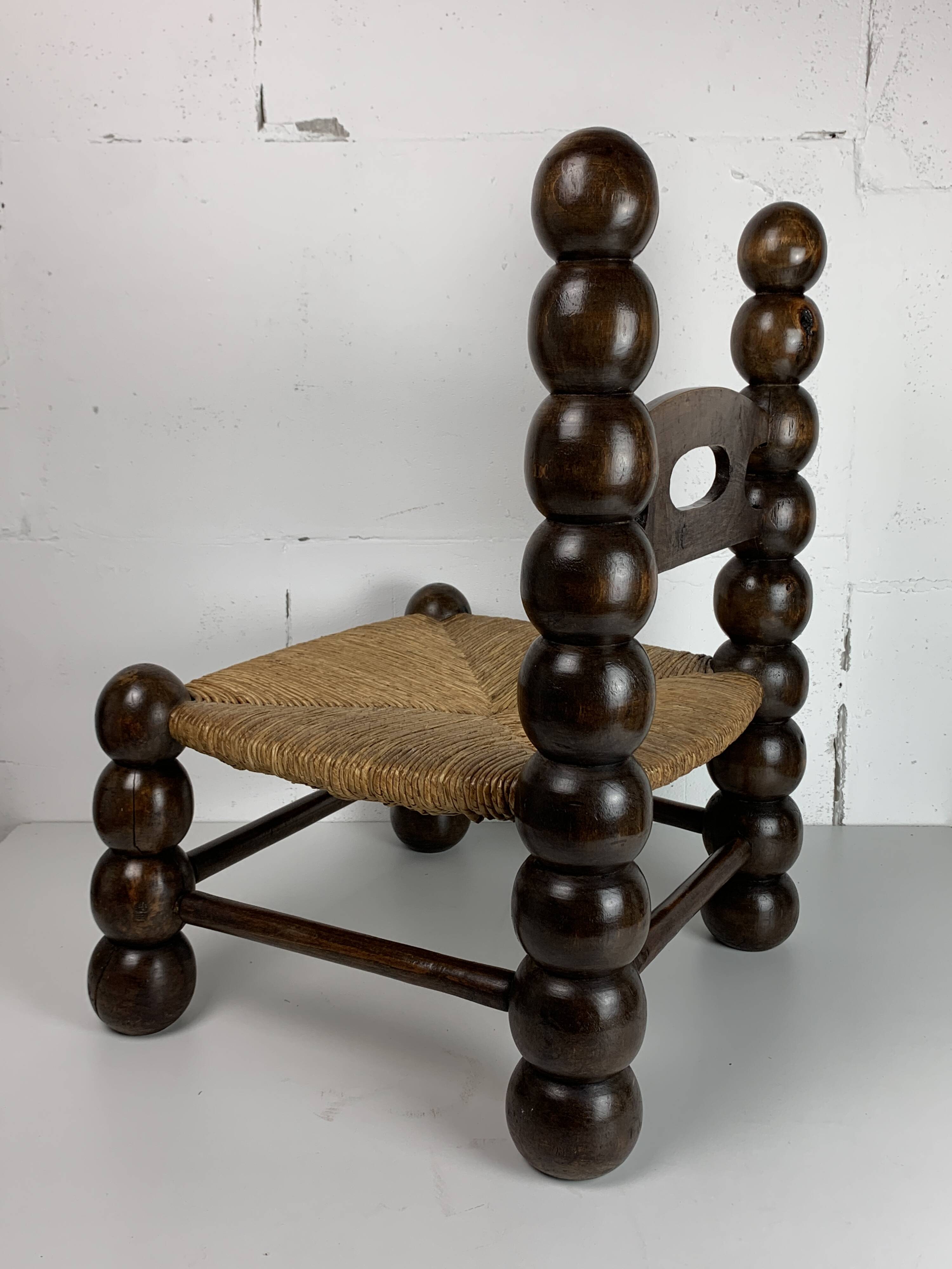 Chaise basse en bois tourné dans le style de Charles Dudouyt, France, années 1950