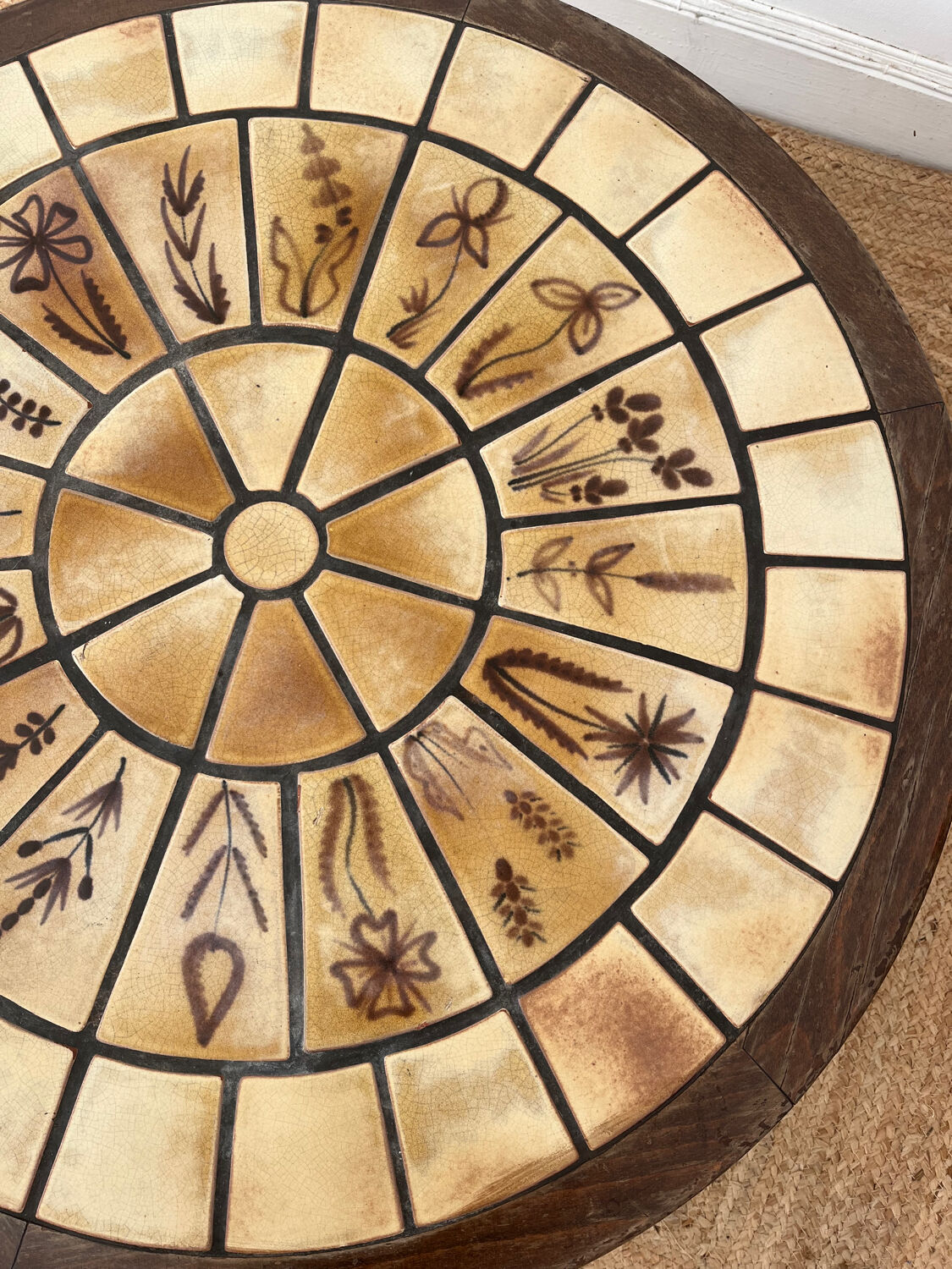 Round coffee table in ceramic and wood in the style of Roger Capron.