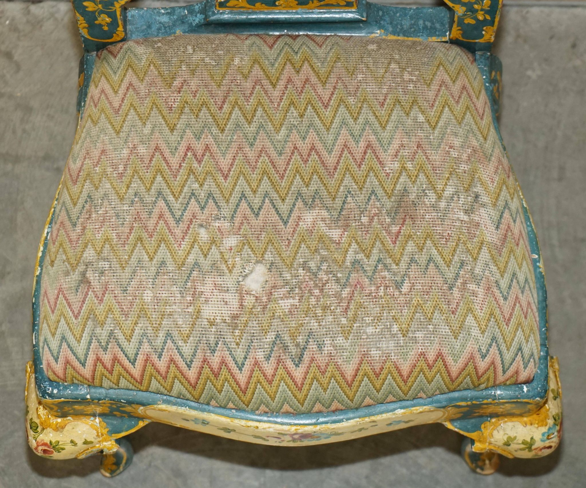 Paire de chaises Regency antiques et table assortie