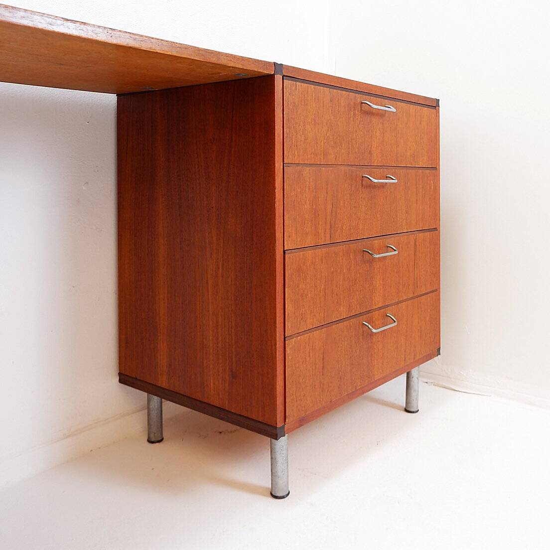Pastoe composition with office space - 60'