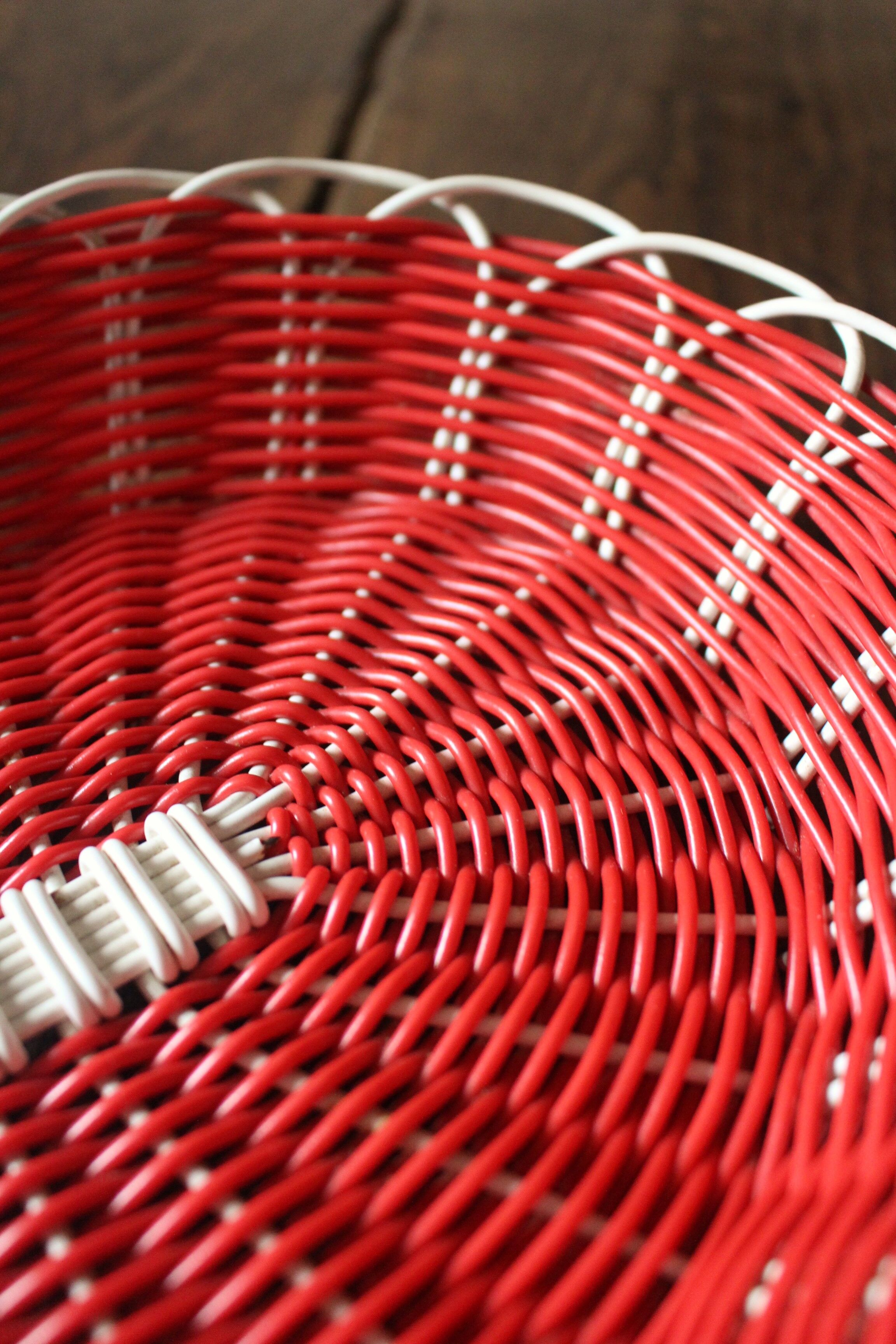 Vintage scoubidou white red basket