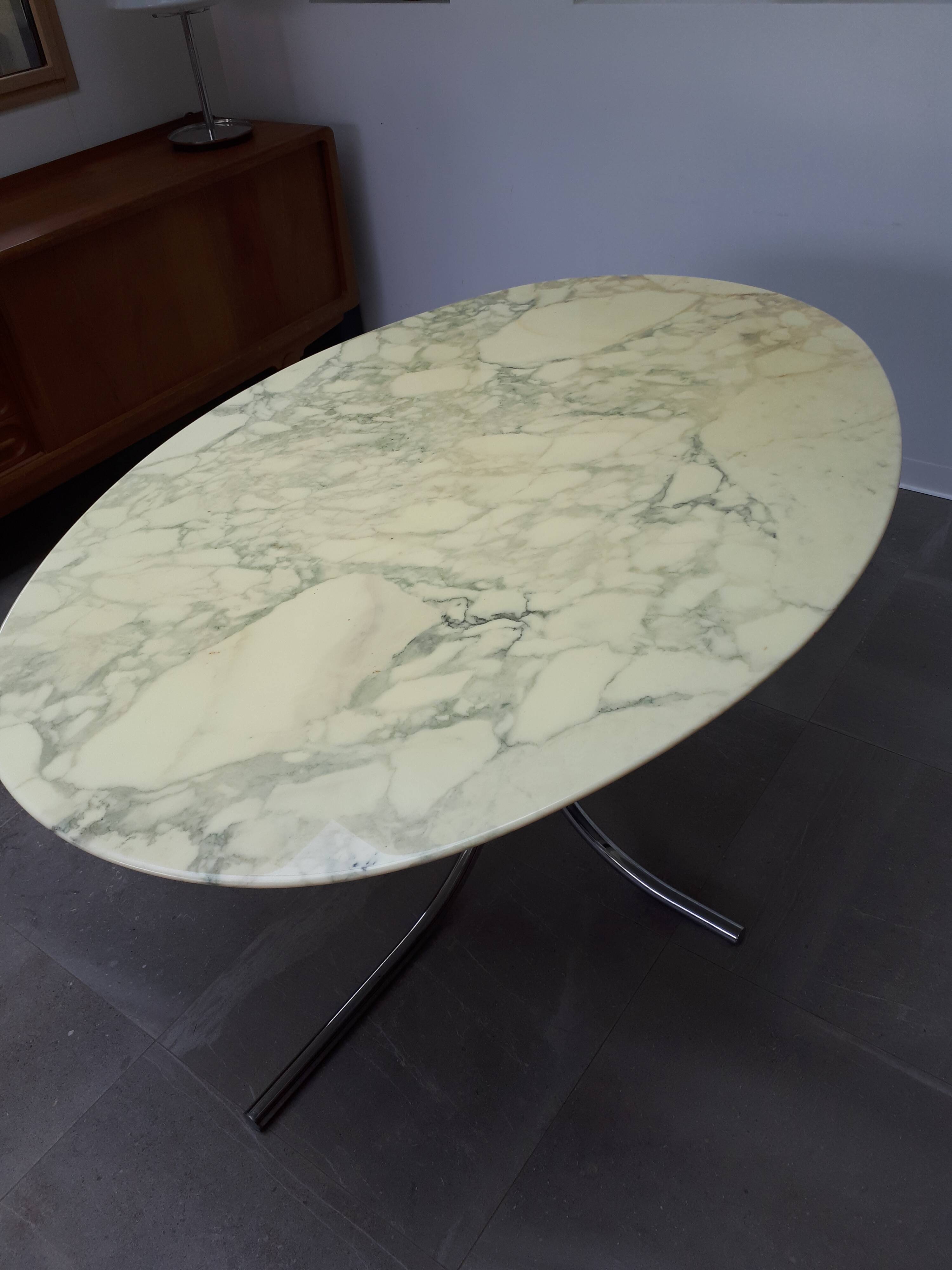 Marble table of the 70s at Roche Bobois