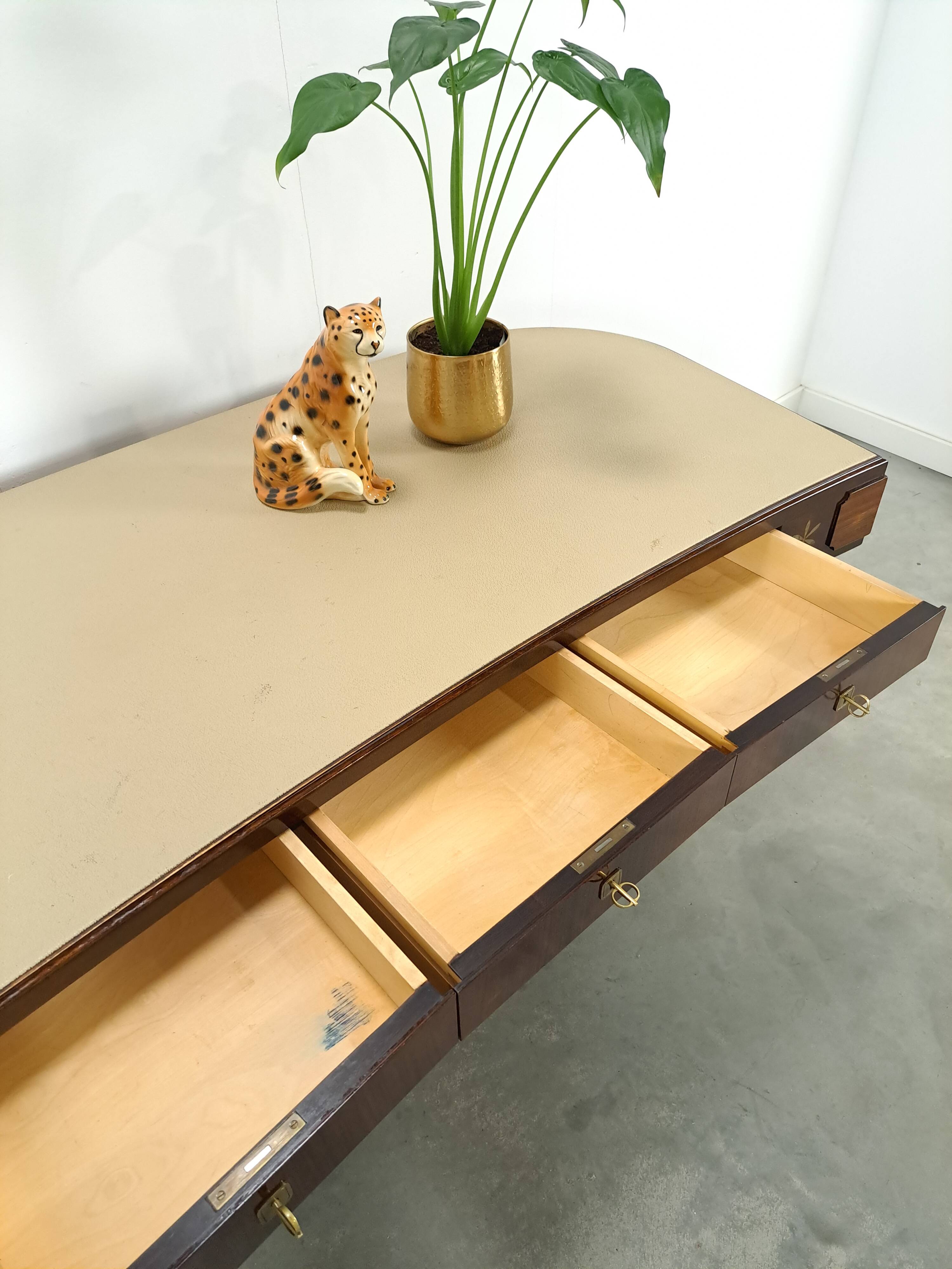 Vrijstaand Art Deco bureau met licht blad en lades