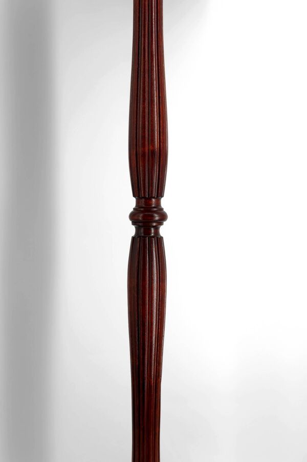Lampadaire Art Déco en noyer sculpté, abat-jour en vitrail, France, c. 1920