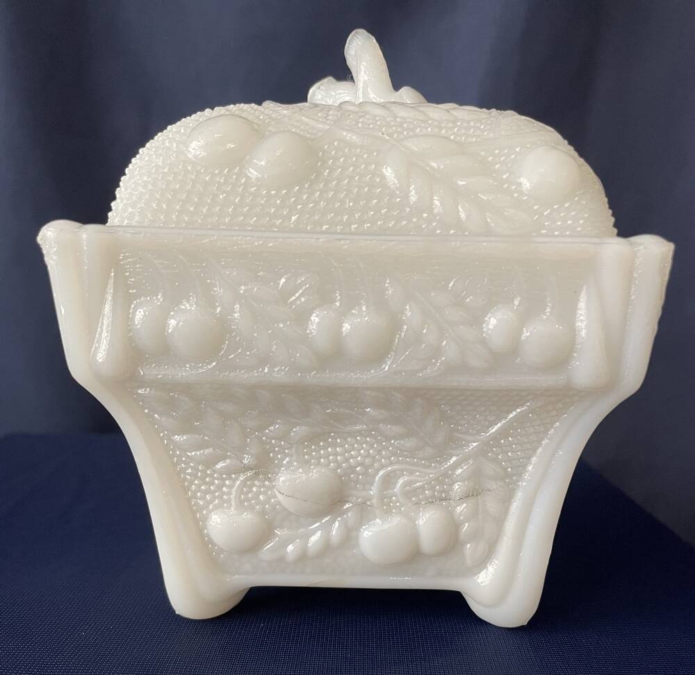 Sweet box jewellery box in white opaline decorated with cherries