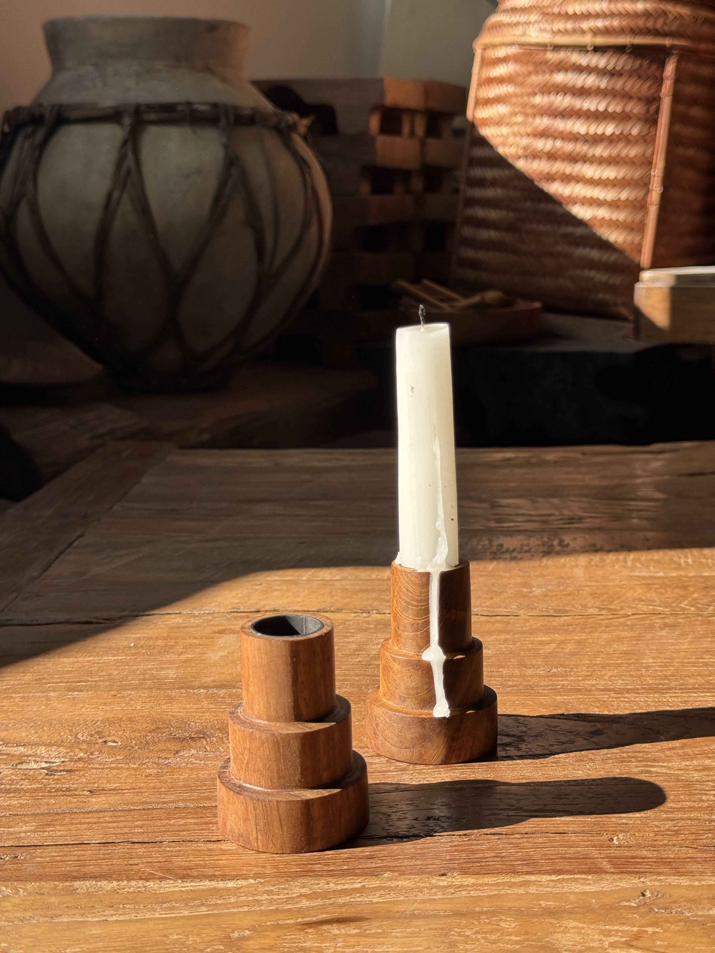 Pyramidal circular teak monoxyle candlestick H7 D5