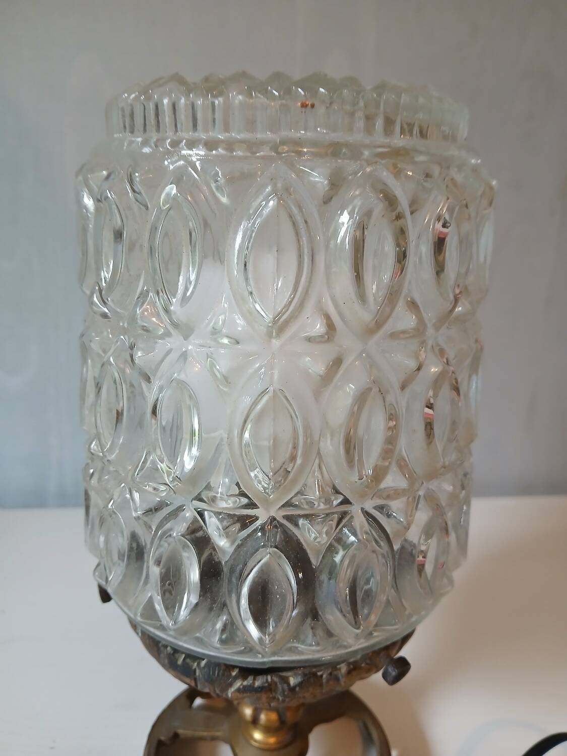 Vintage bedside lamp in molded glass and gold metal – 60s/70s