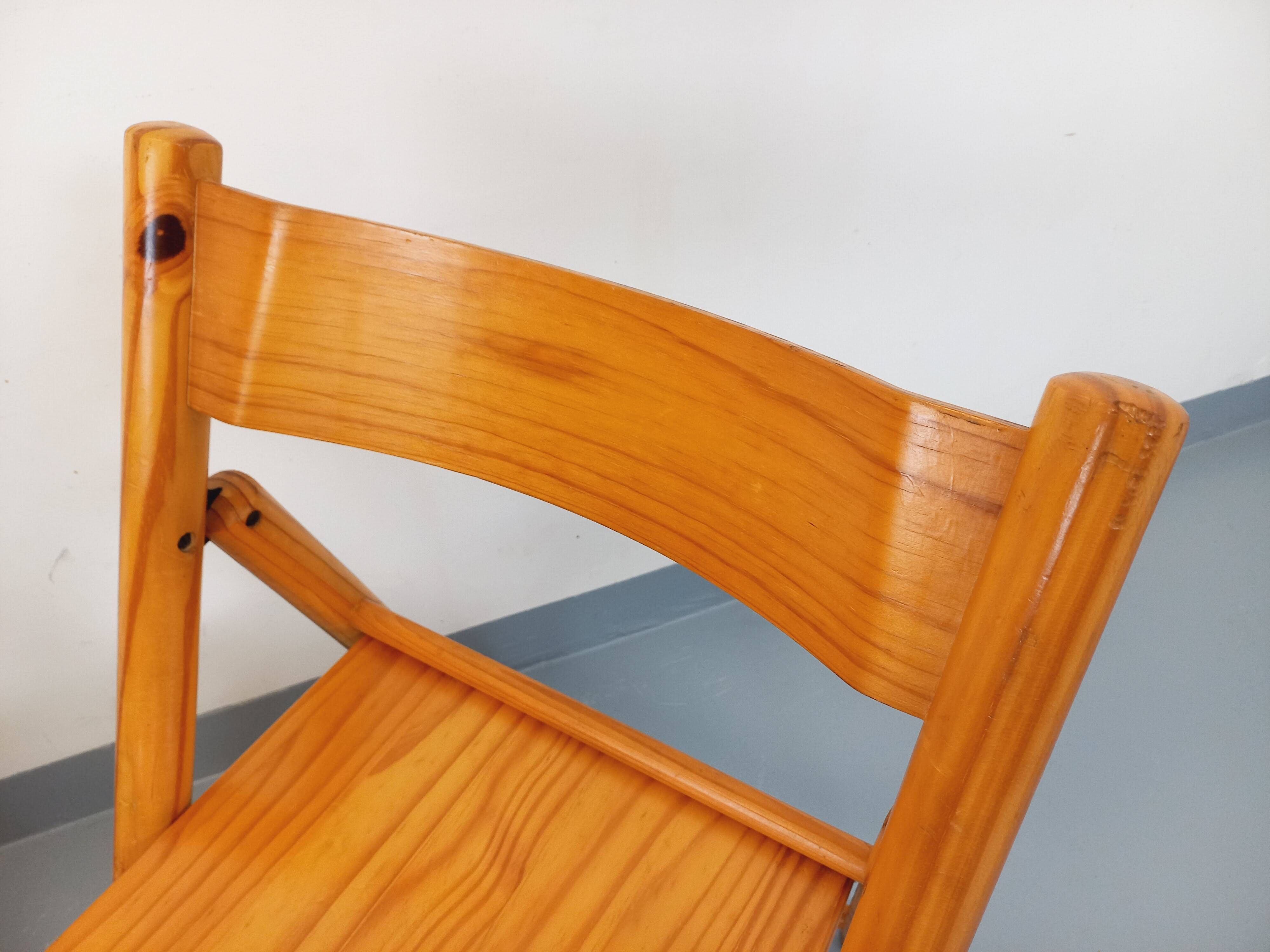 Pair of vintage folding chairs in pine from the 70s and 80s.