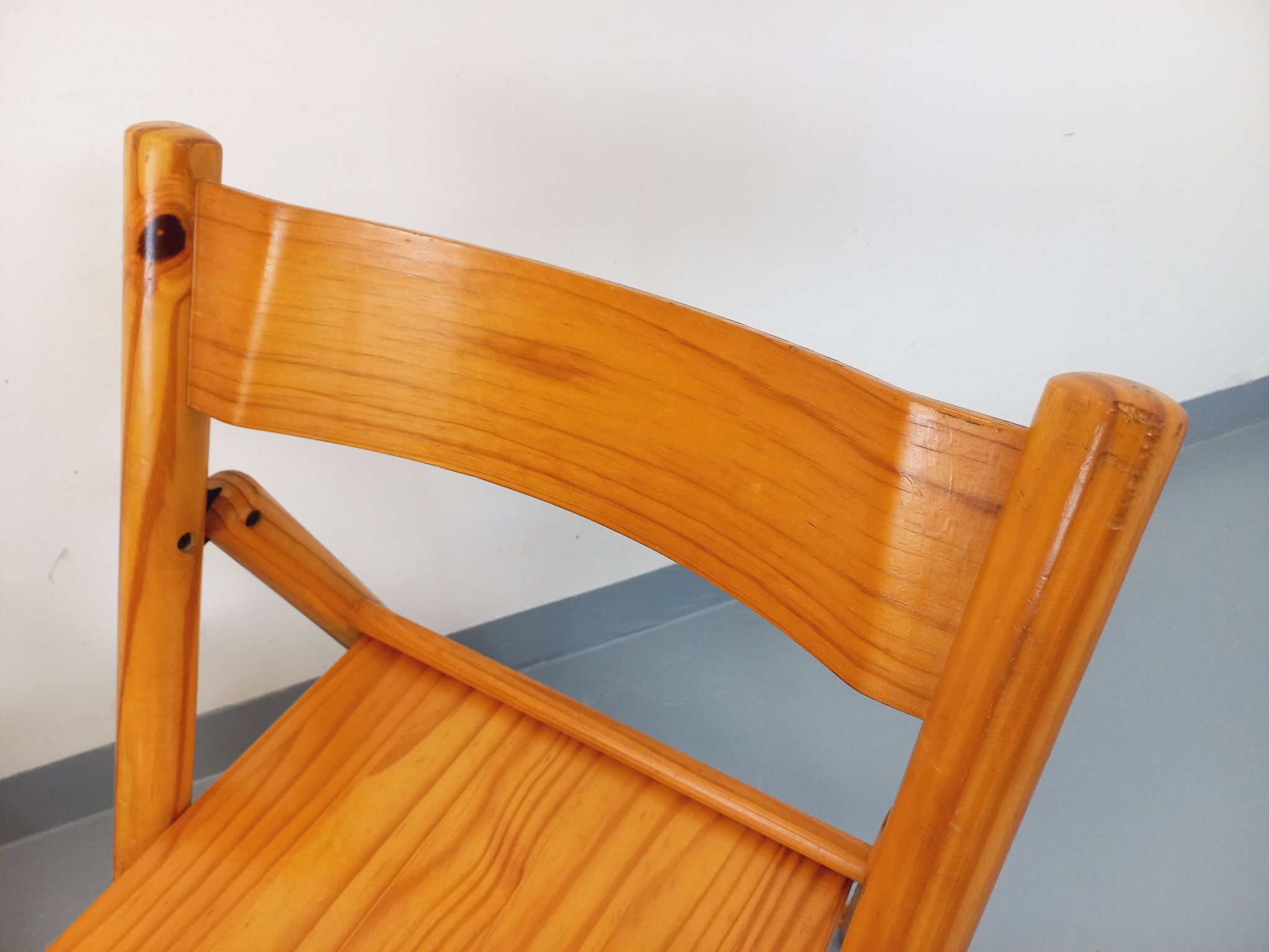 Pair of vintage folding chairs in pine from the 70s and 80s.