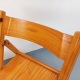 Pair of vintage folding chairs in pine from the 70s and 80s.